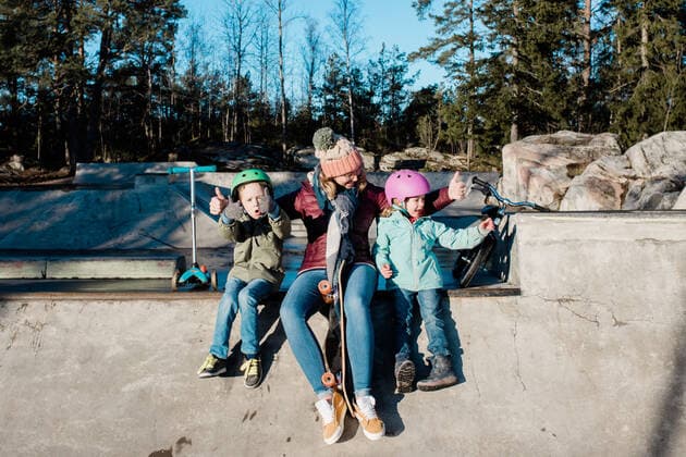 IMAGO Creative, Lifestyle, Frühling in der Stadt mom playing with her kids at a skatepark having fun NorrtoÂ¤lje, Stockholm County, Sweden ,model released, Symbolfoto CR_RABE200227-297954-01