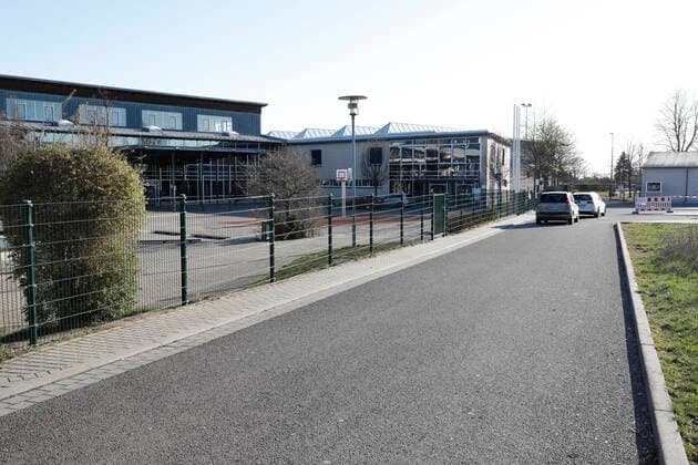 Landsberg hat eine Corona-Drive-In-Teststation am Sportzentrum bekommen. Dort haben sich Ärzte aus der Stadt zusammengeschlossen um täglich von 9 Uhr bis 12:00 Uhr Coronatests zu machen. Geplant sind sechs Autos pro Stunde. Eine Terminvereinbarung ist zwingend erforderlich. Laut Bürgermeisterin Anja Werner sind derzeit zwei Personen in der Stadt positiv getestet worden. Landsberg (Saalekreis), 30.03.2020