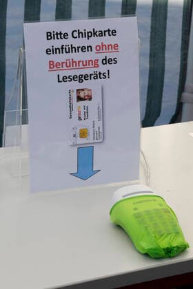 Landsberg hat eine Corona-Drive-In-Teststation am Sportzentrum bekommen. Dort haben sich Ärzte aus der Stadt zusammengeschlossen um täglich von 9 Uhr bis 12:00 Uhr Coronatests zu machen. Geplant sind sechs Autos pro Stunde. Eine Terminvereinbarung ist zwingend erforderlich. Laut Bürgermeisterin Anja Werner sind derzeit zwei Personen in der Stadt positiv getestet worden. Landsberg (Saalekreis), 30.03.2020