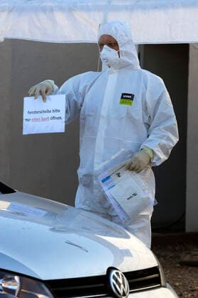 Landsberg hat eine Corona-Drive-In-Teststation am Sportzentrum bekommen. Dort haben sich Ärzte aus der Stadt zusammengeschlossen um täglich von 9 Uhr bis 12:00 Uhr Coronatests zu machen. Geplant sind sechs Autos pro Stunde. Eine Terminvereinbarung ist zwingend erforderlich. Laut Bürgermeisterin Anja Werner sind derzeit zwei Personen in der Stadt positiv getestet worden. Landsberg (Saalekreis), 30.03.2020