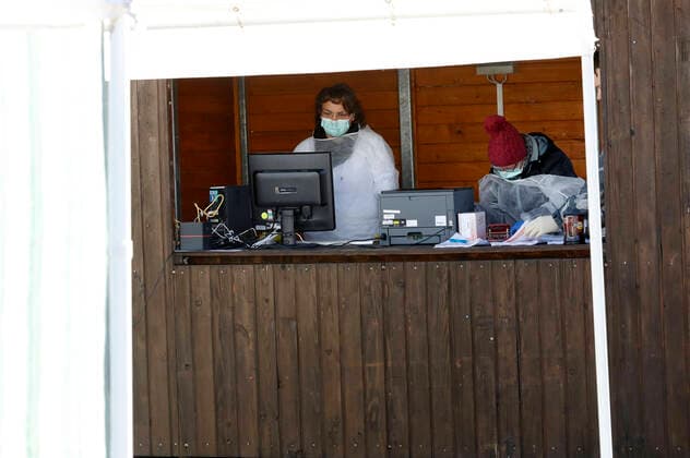 Landsberg hat eine Corona-Drive-In-Teststation am Sportzentrum bekommen. Dort haben sich Ärzte aus der Stadt zusammengeschlossen um täglich von 9 Uhr bis 12:00 Uhr Coronatests zu machen. Geplant sind sechs Autos pro Stunde. Eine Terminvereinbarung ist zwingend erforderlich. Laut Bürgermeisterin Anja Werner sind derzeit zwei Personen in der Stadt positiv getestet worden. Landsberg (Saalekreis), 30.03.2020