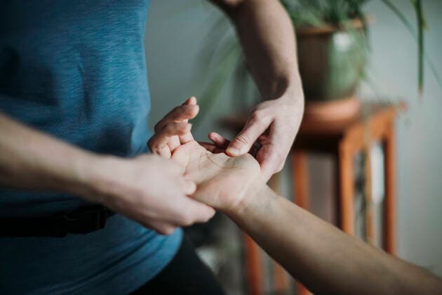 Close up of Massage therapist massaging the hand of a patient. Portland, ME, United States ,model released, Symbolfoto CR_SSNF200227-305984-01