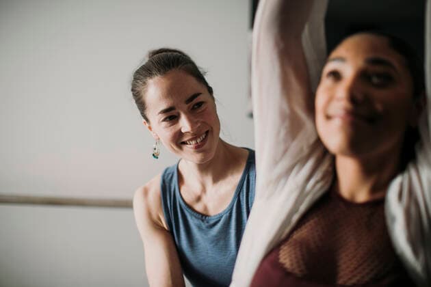 IMAGO Creative: Gesellschaft, Integration smiling personal trainer helps her female client with fitness Portland, ME, United States ,model released, Symbolfoto CR_SSNF200227-306002-01