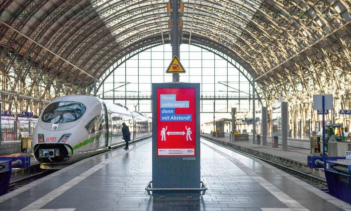 30.03.2020, xblx, ICE im Hauptbahnhof Frankfurt, Hinweisschild der Bahn weist auf den zu haltenden Abstand hin Frankfurt am Main