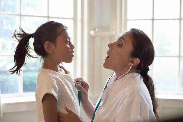 General Practitioner using a stethoscope during check-up a young girl Haarlem, NH, Netherlands ,model released, Symbolfoto CR_SAAL200302E-315914-01