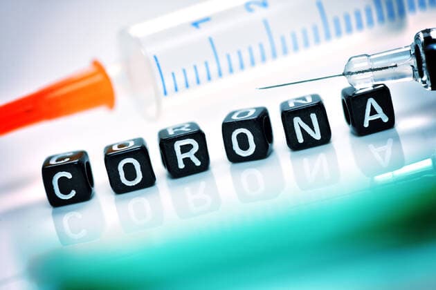 Corona-Schriftzug und Spritzen, Symbolfoto Coronavirus-Impfstoff