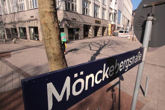 Durch die behördlich verfügten Ausgangsbeschränkungen sowie dem Öffnungsverbot der Geschäfte ist die ansonsten immer sehr stark von Passanten frequentierte Einkaufsstraße Mönckebergstraße in Hamburg weitgehend menschenleer, Deutschland