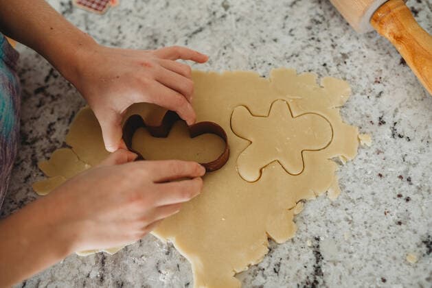 Overview of girl hands cutting out a cookie with cookie cutter Massapequa, NY, United States ,model released, Symbolfoto CR_ERBU200304-318435-01