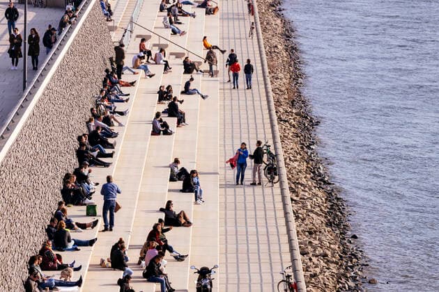 Kölner trotzen den Ausgangsbeschränkungen während der Corona-Krise und genießen die Sonne am Rheinboulevard. Köln, 28.03.2020