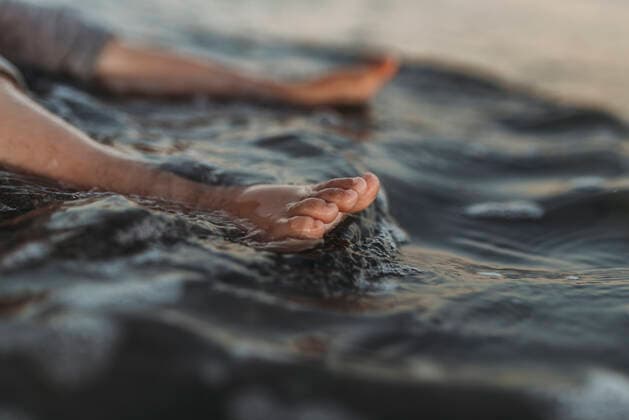 Detail view of young child toes in water at beach Coronado, CA, United States ,model released, Symbolfoto CR_KESM200304A-212401-01