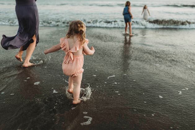 IMAGO Creative: Dichotomien, Generationen Behind view of young family walking towards the ocean at sunset San Diego, CA, United States ,model released, Symbolfoto CR_KESM200304B-212588-01