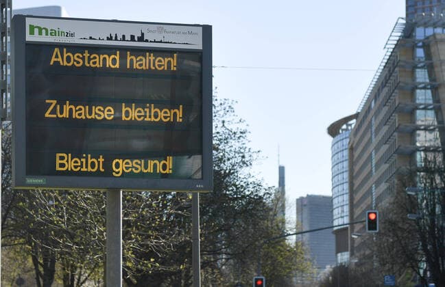 30.03.2020, xblx, Hinweisschild auf der Theodor-Heuss-Allee, stadteinwärts, ABSTAND HALTEN!, ZUHAUSE BLEIBEN!, BLEIBT GESUND!, emwirt Frankfurt am Main