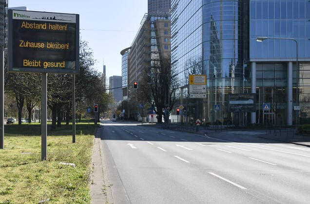 30.03.2020, xblx, Hinweisschild auf der Theodor-Heuss-Allee, stadteinwärts, ABSTAND HALTEN!, ZUHAUSE BLEIBEN!, BLEIBT GESUND!, emwirt Frankfurt am Main