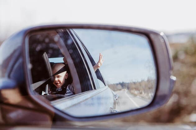 IMAGO Creative: Dichotomien, Reflexionen Car mirror shot of boy in back seat with hand out window on sunny day Surrey, BC, Canada ,model released, Symbolfoto CR_HUAS200306A-251443-01