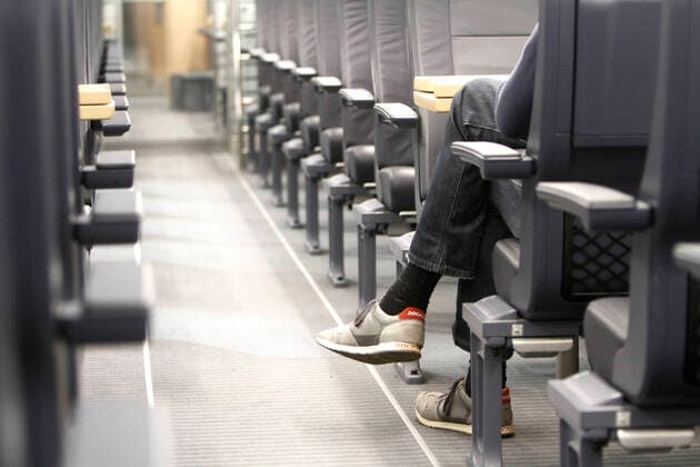 Die Conoravirus-Krise und erweiterte Ausgangsbeschränkungen der Behörden führen mehr und mehr zu einem Rückgang des öffentlichen Leben s und Einschränkung der individuellen Mobilität: bis auf einen Fahrgast menschenleerer 1.Klasse Personenwagen eines ICE s der DB Deutsche n Bahn in Frankfurt, Hessen, Deutschland