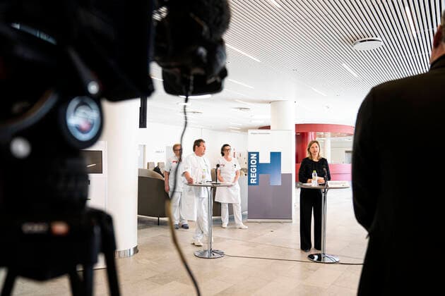 Regionsraadsformand Sophie Haestorp Andersen (S) og Leder af COVita Jan Bonde, paa Region Hovedstadens pressemoede i Nordfloejen paa Rigshospitalet om hospitalets nye COVID-19-afdeling, mandag den 30. marts 2020.. , Copenhagen Denmark Copyright: RitzauxScanpix IdaxGuldbaekxArentsenx spdk20200330-152946-L
