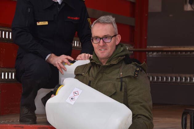 FC Geschäftsführer Alexander Wehrle bei : Der 1 FC Köln unterstützt die Kölner Feuerwehr bei der Materialbeschaffung. In Zusammenarbeit mit dem Apotheker Thomas Kelz aus Bocholt spendet der 1. FC Köln 500 Liter Desinfektionsmittel.