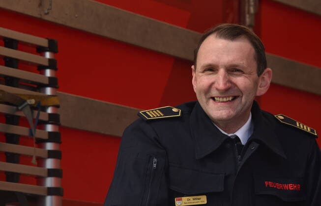 kölner Feuerwehrchef Dr. Christian Miller bei Pressetermin Der 1 FC Köln unterstützt die Kölner Feuerwehr bei der Materialbeschaffung. In Zusammenarbeit mit dem Apotheker Thomas Kelz aus Bocholt spendet der 1. FC Köln 500 Liter Desinfektionsmittel.