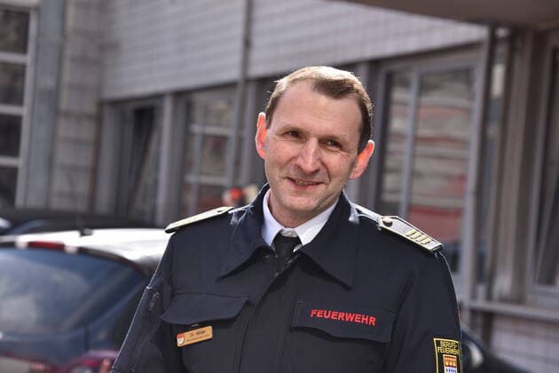 kölner Feuerwehrchef Dr. Christian Miller bei Pressetermin Der 1 FC Köln unterstützt die Kölner Feuerwehr bei der Materialbeschaffung. In Zusammenarbeit mit dem Apotheker Thomas Kelz aus Bocholt spendet der 1. FC Köln 500 Liter Desinfektionsmittel.