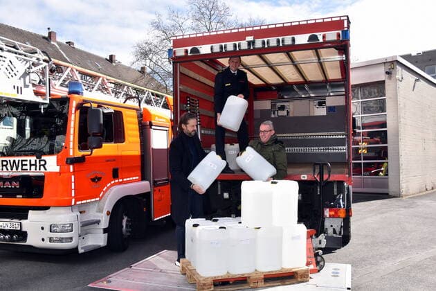 Apotheker Thomas Kelz, l-r, kölner Feuerwehrchef Dr. Christian Miller und FC Geschäftsführer Alexander Wehrle beladen LKW mit Desinfektionsmittel - Der 1 FC Köln unterstützt die Kölner Feuerwehr bei der Materialbeschaffung. In Zusammenarbeit mit dem Apotheker Thomas Kelz aus Bocholt spendet der 1. FC Köln 500 Liter Desinfektionsmittel.