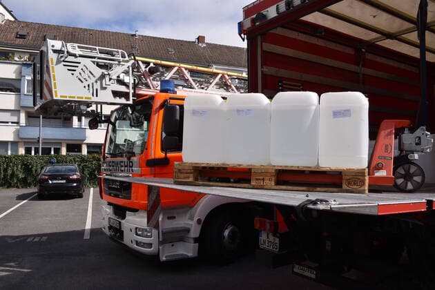Der 1 FC Köln unterstützt die Kölner Feuerwehr bei der Materialbeschaffung. In Zusammenarbeit mit dem Apotheker Thomas Kelz aus Bocholt spendet der 1. FC Köln 500 Liter Desinfektionsmittel.