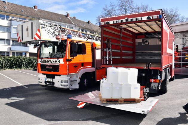 Der 1 FC Köln unterstützt die Kölner Feuerwehr bei der Materialbeschaffung. In Zusammenarbeit mit dem Apotheker Thomas Kelz aus Bocholt spendet der 1. FC Köln 500 Liter Desinfektionsmittel.