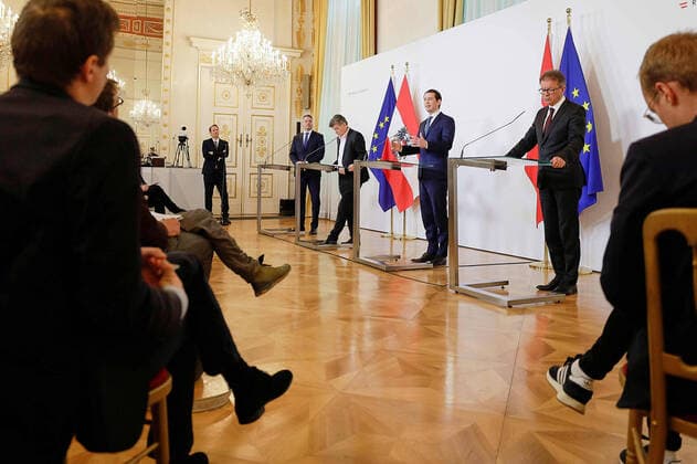 Â photonews.at BKA Handout - Wien 30.03.2020 - Coronavirus Krise - Heute am Vormittag fand im Bundeskanzleramt eine erste Pressekonferenz der Regierungsspitze zum aktuellen Stand bei dem sich immer weiter verbreitenden Coronavirus statt. Es wurde eine erste Bilanz zu den seit 14 Tagen geltenden Massnahmen und Beschränkungen gezogen. Weitere einschränkende Massnahmen wurden verkündet. PHOTO: (v.l.), Innenminister Karl Nehammer (ÖVP), Vizekanzler Werner Kogler (Grüne), Bundeskanzler Sebastian Kurz (ÖVP), Gesundheitsminister Rudolf Anschober (Grüne) während der PK. Vienna (AUSTRIA) Corona virus crisis - This morning, a press conference was held by the top of the government at the Federal Chancellery on the current status of the increasingly widespread corona virus. An initial assessment of the measures and restrictions that have 