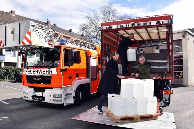 Der 1 FC Köln unterstützt die Kölner Feuerwehr bei der Materialbeschaffung. In Zusammenarbeit mit dem Apotheker Thomas Kelz aus Bocholt spendet der 1. FC Köln 500 Liter Desinfektionsmittel.