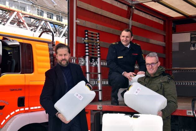 Apotheker Thomas Kelz, l-r, kölner Feuerwehrchef Dr. Christian Miller und FC Geschäftsführer Alexander Wehrle beladen LKW mit Desinfektionsmittel - Der 1 FC Köln unterstützt die Kölner Feuerwehr bei der Materialbeschaffung. In Zusammenarbeit mit dem Apotheker Thomas Kelz aus Bocholt spendet der 1. FC Köln 500 Liter Desinfektionsmittel.