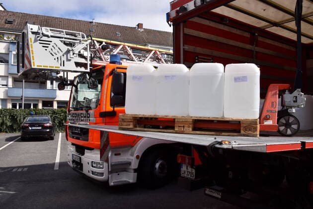Der 1 FC Köln unterstützt die Kölner Feuerwehr bei der Materialbeschaffung. In Zusammenarbeit mit dem Apotheker Thomas Kelz aus Bocholt spendet der 1. FC Köln 500 Liter Desinfektionsmittel.