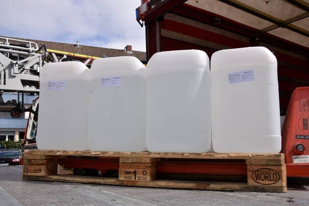 Der 1 FC Köln unterstützt die Kölner Feuerwehr bei der Materialbeschaffung. In Zusammenarbeit mit dem Apotheker Thomas Kelz aus Bocholt spendet der 1. FC Köln 500 Liter Desinfektionsmittel.
