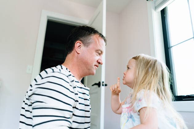 IMAGO Creative: Gesundheit, Stille Side view of a toddler motioning for her dad to be quiet Minneapolis, MN, United States ,model released, Symbolfoto CR_BSYP200312-144805-01
