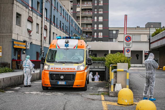Bergamo Coronavirus - Covid patients arrive from hospitals at the Hotel Cristal Palace: (Foto & xa9;Sergio Agazzi Fotogramma, Bergamo - 2020-03-30) p.s. la foto e utilizzabile nel rispetto del contesto in cui e stata scattata, e senza intento diffamatorio del decoro delle persone rappresentate  Copyright: xFotox& xa9;SergioxAgazzix xFOTOGRAMMAx