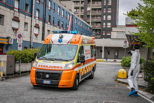 Bergamo Coronavirus - Covid patients arrive from hospitals at the Hotel Cristal Palace: (Foto & xa9;Sergio Agazzi Fotogramma, Bergamo - 2020-03-30) p.s. la foto e utilizzabile nel rispetto del contesto in cui e stata scattata, e senza intento diffamatorio del decoro delle persone rappresentate  Copyright: xFotox& xa9;SergioxAgazzix xFOTOGRAMMAx