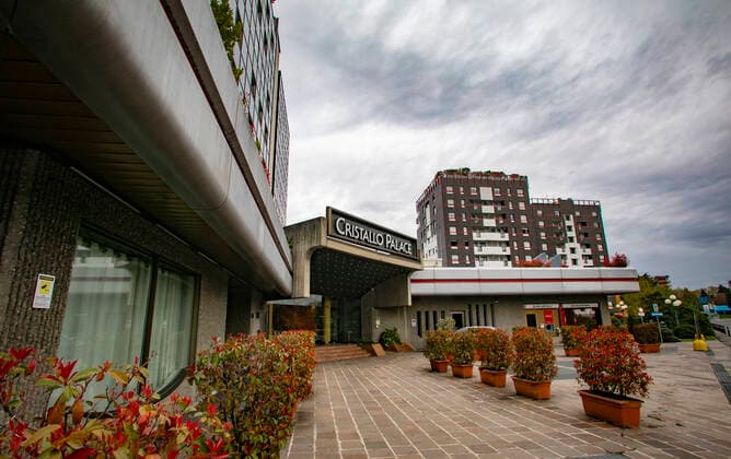 Bergamo Coronavirus - Covid patients arrive from hospitals at the Hotel Cristal Palace: (Foto & xa9;Sergio Agazzi Fotogramma, Bergamo - 2020-03-30) p.s. la foto e utilizzabile nel rispetto del contesto in cui e stata scattata, e senza intento diffamatorio del decoro delle persone rappresentate  Copyright: xFotox& xa9;SergioxAgazzix xFOTOGRAMMAx