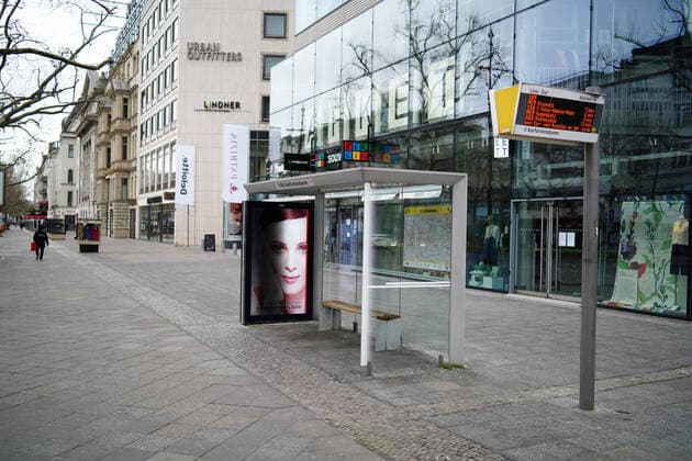 30.03.2020,Berlin,Deutschland,GER,die Stadt in Zeiten der Corona Pandemie. BVG Bushaltestelle am U-Bahnhof Kurfürstendamm.