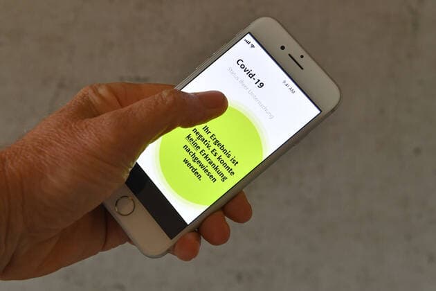 Themenbild Corona App. Kampf gegen die Pandemie Die Corona-App muss schnellstmoeglich kommen. Im Kampf gegen Corona wurde die flaechendeckende Auswertung von Mobilfunkdaten ins Spiel gebracht, um Infektionsketten zu identifizieren.