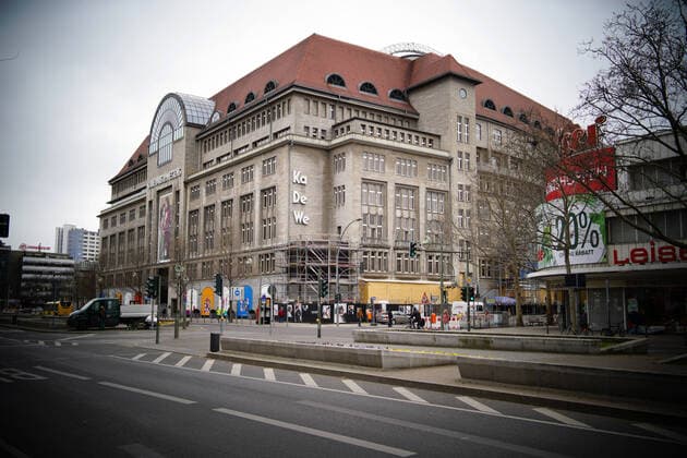 30.03.2020,Berlin,Deutschland,GER,die Stadt in Zeiten der Corona Pandemie. Das Kaufhaus KaDeWe (Kaufhaus des Westens) an der Tauentzienstraße.