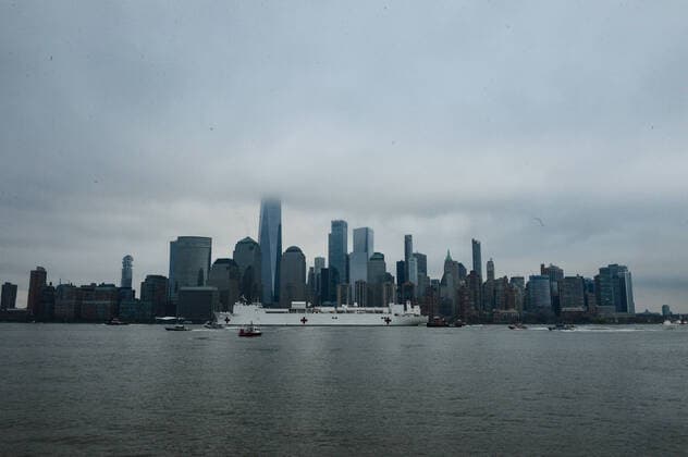 March 30, 2020, New York Manhattan, USA: Navy hospital ship USNS Comfort arriving in New York. 03 30 20. New York Hudson River. . New York Manhattan. USA - ZUMAs252 20200330_znp_s252_004 Copyright: xMarcusxSantosx