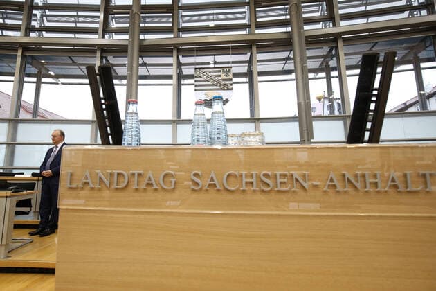 Ministerpraesident Dr. Reiner Haseloff (CDU,Sachsen Anhalt) steht im Plenarsaal - Zur vorgezogenen Landtagssitzung im Landtag von Sachsen Anhalt soll wegen der Corona Krise nur ein Tagespunkt abgearbeitet werden, zur Debatte steht der Landeshaushalt 2020-2021. Es gibt besondere Sicherheitsvorkehrungen, wegen des Coronavirus muss ein Teil der Landtagsabgeordneten auf die Besuchertribüne umgesetzt werden, damit der Mindestabstand gewahrt bleibt.