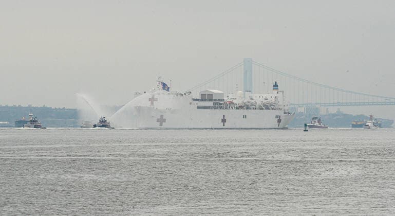 March 30, 2020, New York Manhattan, USA: Navy hospital ship USNS Comfort arriving in New York. 03 30 20. New York Hudson River. . New York Manhattan. USA - ZUMAs252 20200330_znp_s252_008 Copyright: xMarcusxSantosx