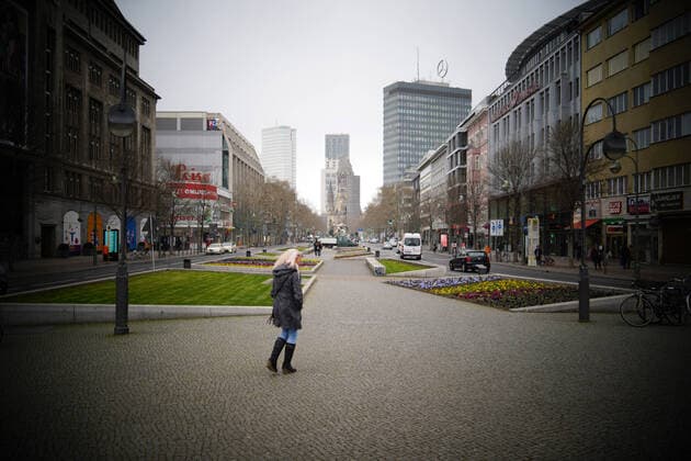 30.03.2020,Berlin,Deutschland,GER,die Stadt in Zeiten der Corona Pandemie. Tauentzienstraße eine Frau ist zu sehen.