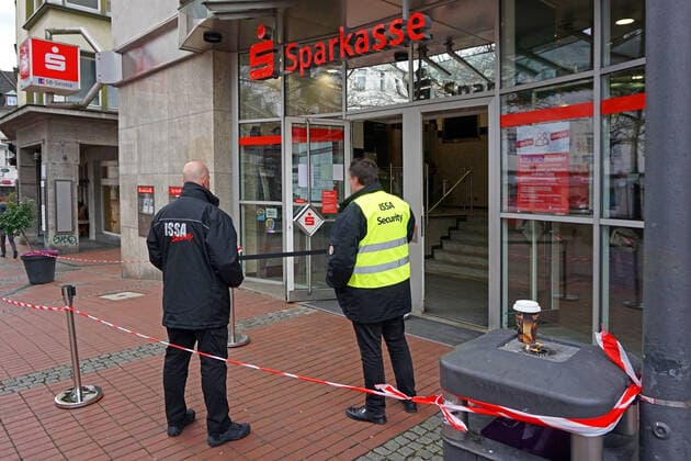 Angst vor dem Coronavirus Im Eingangsbereich zu einer Sparkasse reguliert ein Sicherheitsdienst den Zugang der Kunden Essen Nordrhein-Westfalen Deutschland