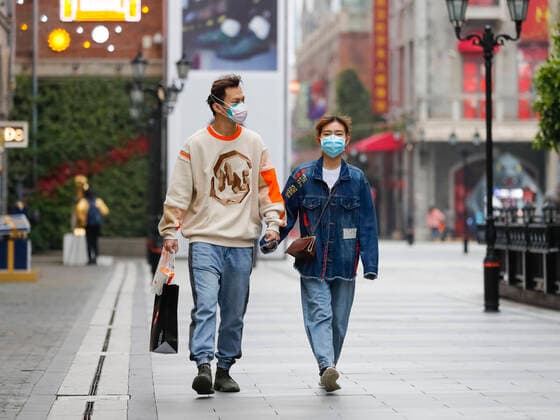 News Bilder des Tages (200330) -- WUHAN, March 30, 2020 -- People walk at a commercial street in Wuhan, central China s Hubei Province, March 30, 2020. Commercial streets in Wuhan are resuming vitality as the coronavirus epidemic wanes. ) CHINA-HUBEI-WUHAN-STREET-RESUMPTION (CN) ShenxBohan 