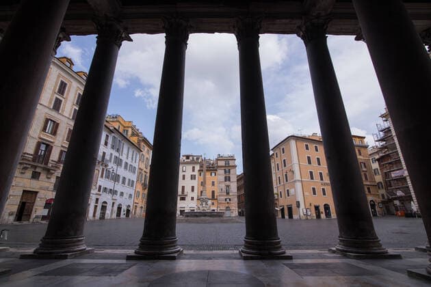 News Bilder des Tages Rome: Pantheon during lockdown for Covid-19 The Pantheon and Piazza della Rotonda in Rome on Monday 30 March 2020, without tourists and with few people during the quarantine and the lockdown decided by the Italian government during the Covid-19 pandemic Roma RM Italy Piazza della Rotonda Copyright: MatteoxNardone