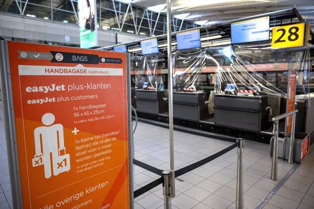 2020-03-30 09:34:48 The easyJet check-in counters at Schiphol Airport, The Netherlands, March 31, 2020. The price fighter immediately ceases all its flights. The airline company cites the unprecedented travel restrictions imposed by countries in response to the new corona virus and the introduction of lockdowns in many European countries. ANP EVERT ELZINGA  Copyright: xx x409126385x