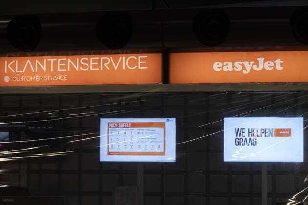 2020-03-30 09:34:48 SCHIPHOL - De easyJet klantendienst op luchthaven Schiphol. De prijsvechter staakt per direct al zijn vluchten. De luchtvaartonderneming noemt als reden de ongekende reisbeperkingen die door landen zijn opgelegd in reactie op het nieuwe coronavirus en de invoering van lockdowns in veel Europese landen. ANP EVERT ELZINGA  Copyright: xx x409126993x