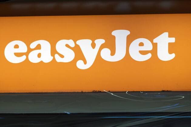 2020-03-30 09:34:48 SCHIPHOL - De easyJet klantendienst op luchthaven Schiphol. De prijsvechter staakt per direct al zijn vluchten. De luchtvaartonderneming noemt als reden de ongekende reisbeperkingen die door landen zijn opgelegd in reactie op het nieuwe coronavirus en de invoering van lockdowns in veel Europese landen. ANP EVERT ELZINGA  Copyright: xx x409127016x