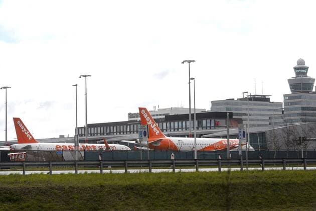 2020-03-30 09:34:48 SCHIPHOL - Toestellen van easyJet aan de grond op luchthaven Schiphol. De prijsvechter staakt per direct al zijn vluchten. De luchtvaartonderneming noemt als reden de ongekende reisbeperkingen die door landen zijn opgelegd in reactie op het nieuwe coronavirus en de invoering van lockdowns in veel Europese landen. ANP EVERT ELZINGA  Copyright: xx x409128364x
