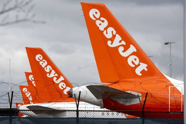 2020-03-30 09:34:48 SCHIPHOL - Toestellen van easyJet op de luchthaven Schiphol. De prijsvechter staakt per direct al zijn vluchten. De luchtvaartonderneming noemt als reden de ongekende reisbeperkingen die door landen zijn opgelegd in reactie op het nieuwe coronavirus en de invoering van lockdowns in veel Europese landen. ANP EVERT ELZINGA  Copyright: xx x409135714x